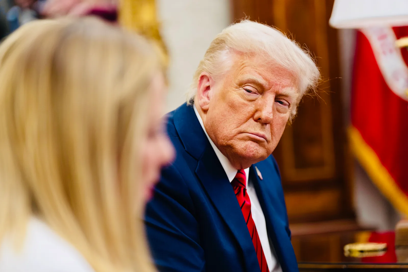 Donald Trump în timpul unei discuții, având o expresie serioasă.