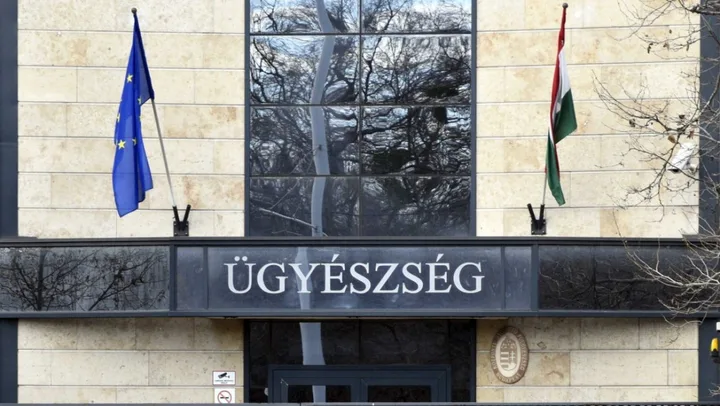 Sediul procuraturii din Ungaria, cu steagurile Uniunii Europene și Ungariei.