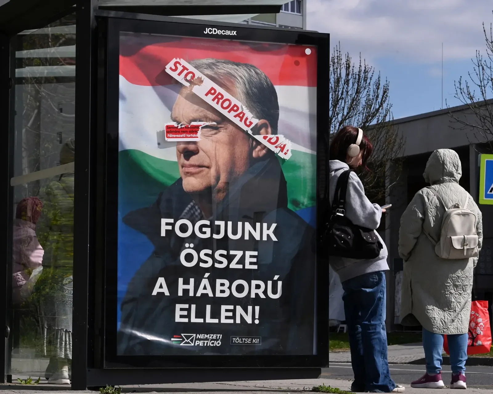 Viktor Orban pe un panou publicitar, mesaj politic vizibil.