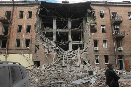 Clădire avariată grav în urma atacurilor cu drone, cu resturi de zidărie pe jos.