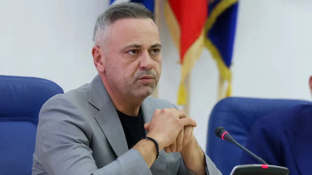 Ministrul Agriculturii discutând despre un cadou de lux primit de ziua sa.