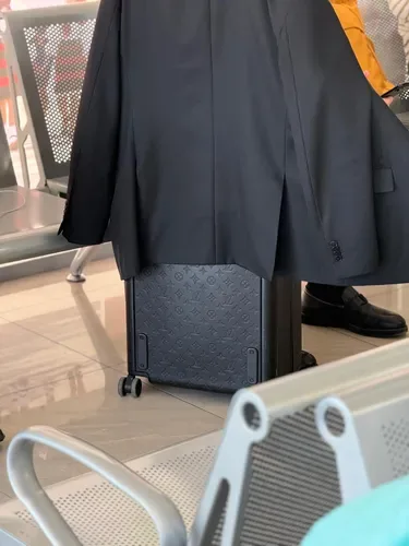 Valiza Louis Vuitton a ministrului Barbu, evidențiată în aeroport.