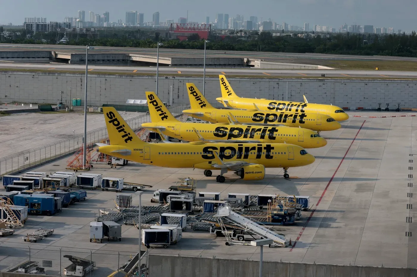Avioane Spirit Airlines parcate pe aeroport, simbolizând suspendarea zborurilor.
