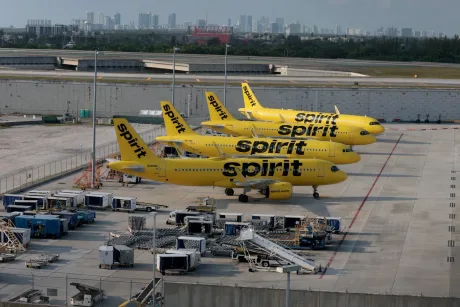 Avioane Spirit Airlines parcate pe aeroport, simbolizând suspendarea zborurilor.