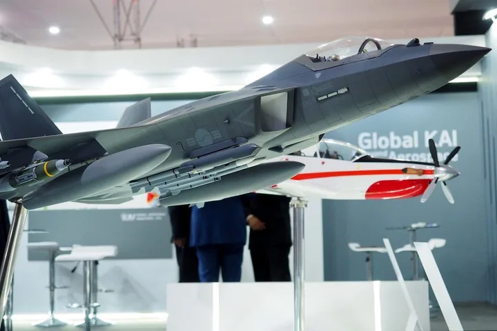 Avionul de luptă KF-21 Boramae expus la un eveniment de apărare.