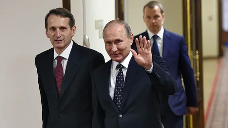 Lideri politici ruși discutând despre controlul informațiilor online.