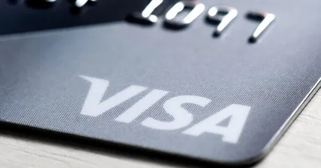 Card Visa, simbol al plăților digitale și inovației financiare.