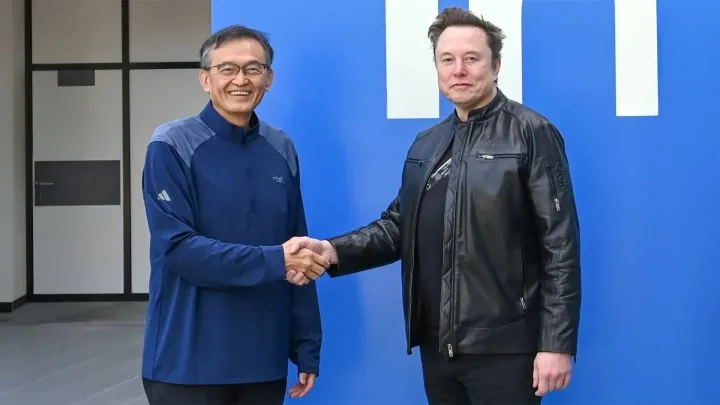 Reprezentanți Intel și Elon Musk discutând despre proiectul TeraFab.