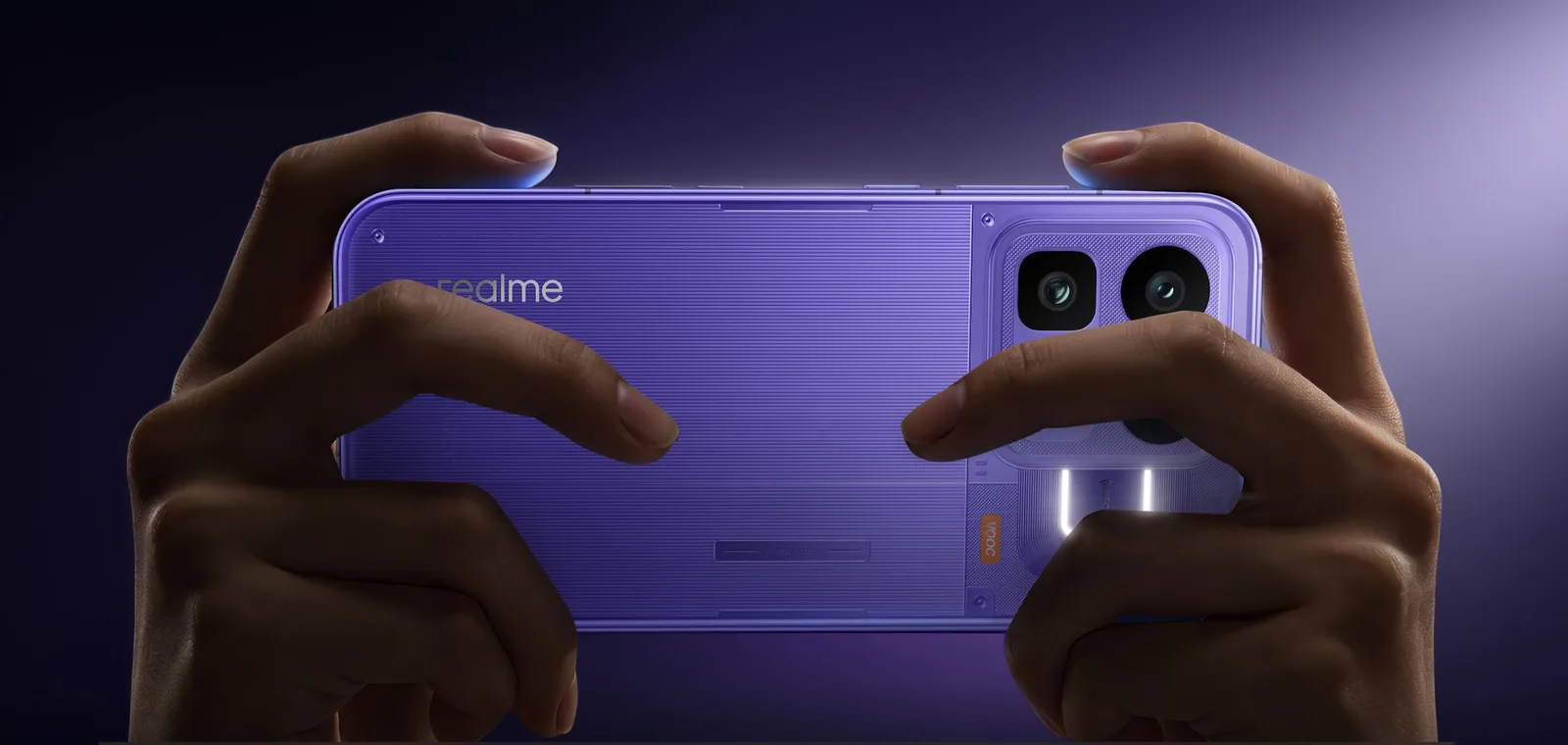 Telefonul Realme Neo8 cu design transparent și iluminare RGB.