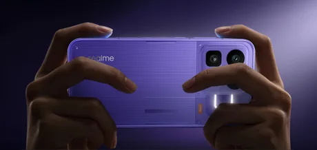 Telefonul Realme Neo8 cu design transparent și iluminare RGB.