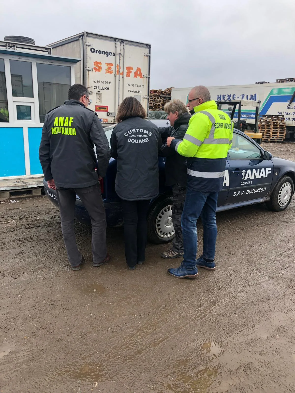 Reprezentanți ANAF discutând despre controalele fiscale în mediul de afaceri.