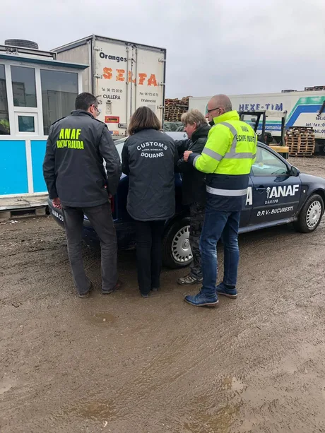 Reprezentanți ANAF discutând despre controalele fiscale în mediul de afaceri.