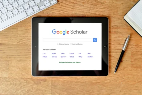 Google Scholar pe un tablet, evidențiind riscurile articolelor generate de AI.