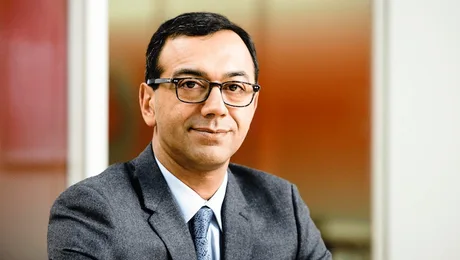 Director GSMA discutând despre deficitul de cipuri și impactul asupra accesului la internet.