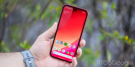 Un smartphone Google Pixel cu un ecran roșu vibrant în mână.