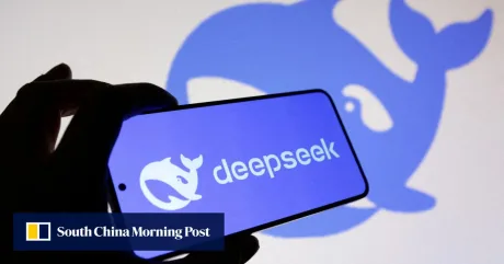 Logo-ul DeepSeek pe un ecran, evidențiind competiția în domeniul AI.