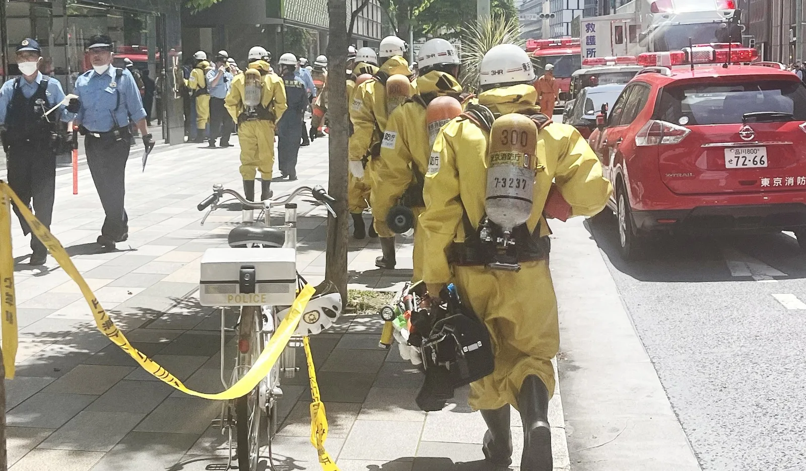 Echipe de intervenție în uniformă, pregătite pentru a evalua situația din Ginza.