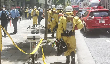 Echipe de intervenție în uniformă, pregătite pentru a evalua situația din Ginza.