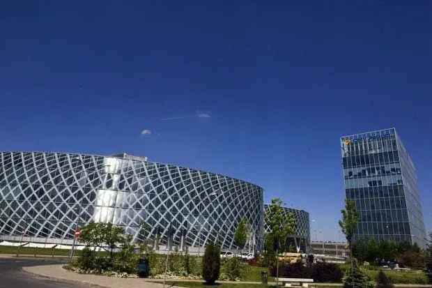 Sediul OMV Petrom, simbol al industriei energetice din România.
