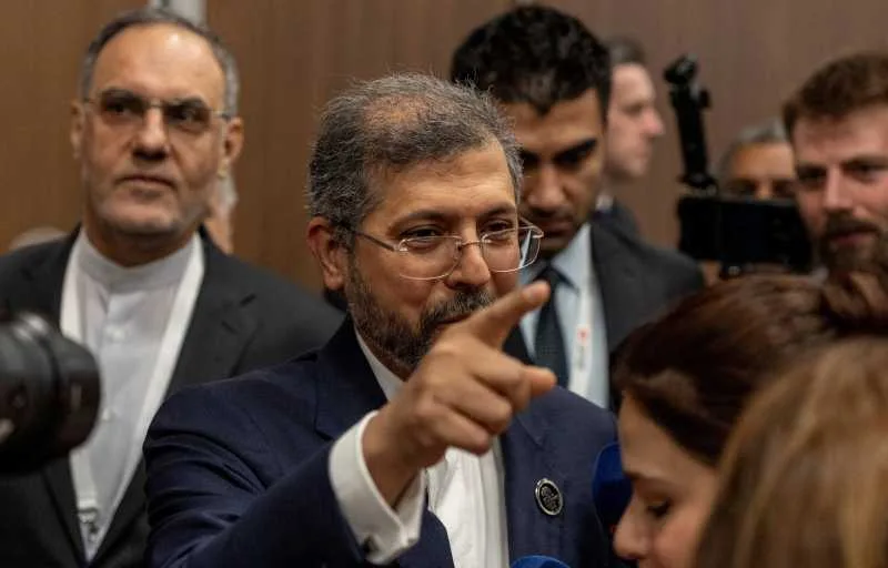 Oficial iranian discutând despre securitatea maritimă în contextul tensiunilor regionale.