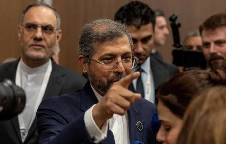 Oficial iranian discutând despre securitatea maritimă în contextul tensiunilor regionale.