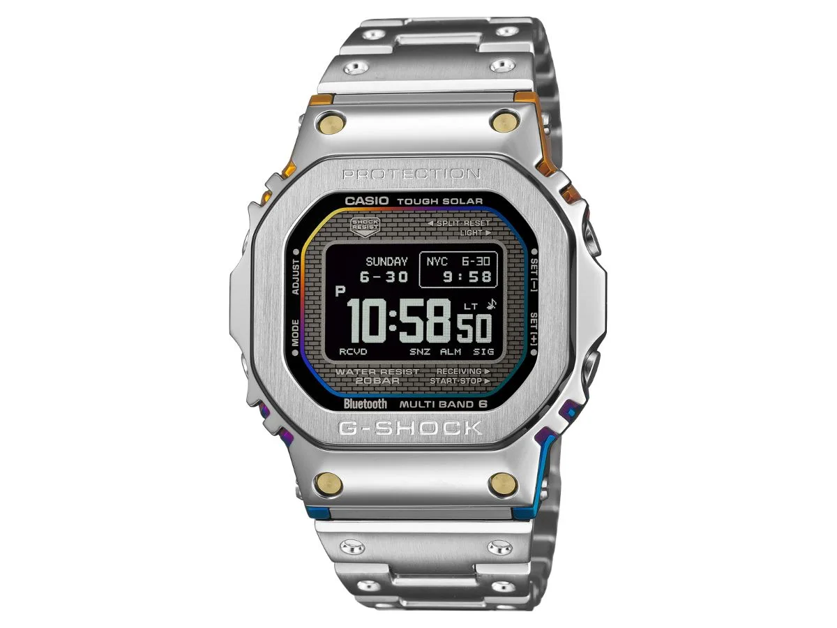 Ceas G-Shock GMW-BZ5000RC-1 cu carcasă metalică și finisaj curcubeu.