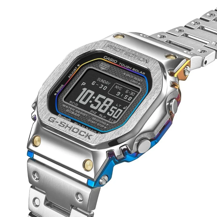 Detaliu al ceasului G-Shock GMW-BZ5000RC-1 cu brățară din oțel inoxidabil.