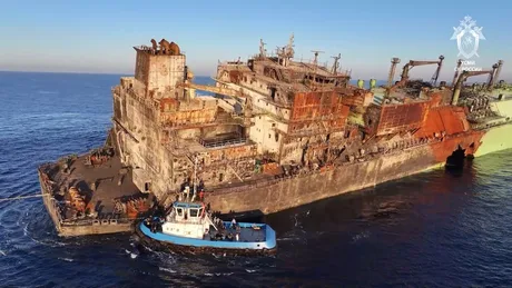 Petrolierul Arctic Metagaz avariat în Marea Mediterană, cu urme de distrugere vizibile.