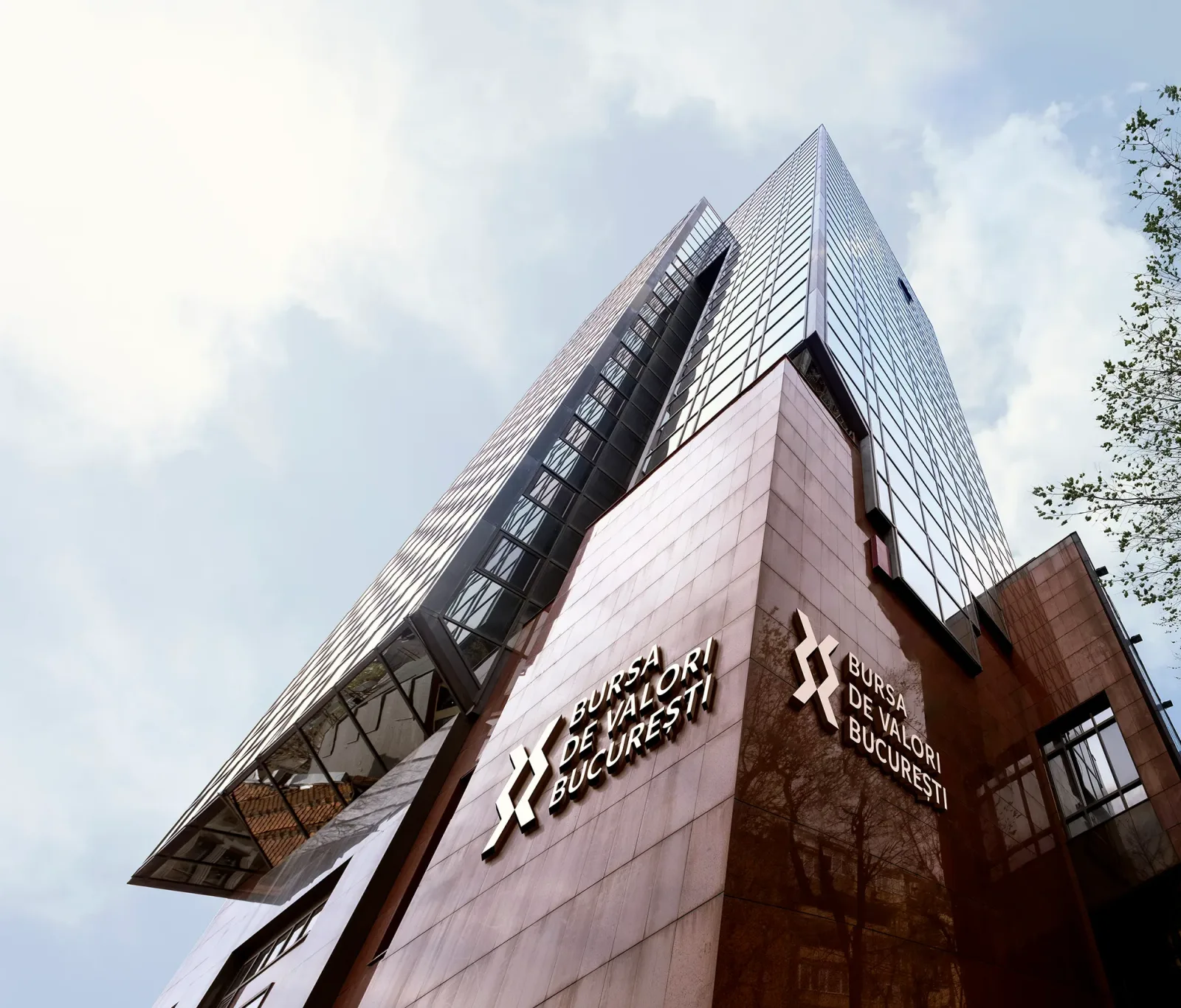 Clădirea Bursei de Valori București în lumina zilei.