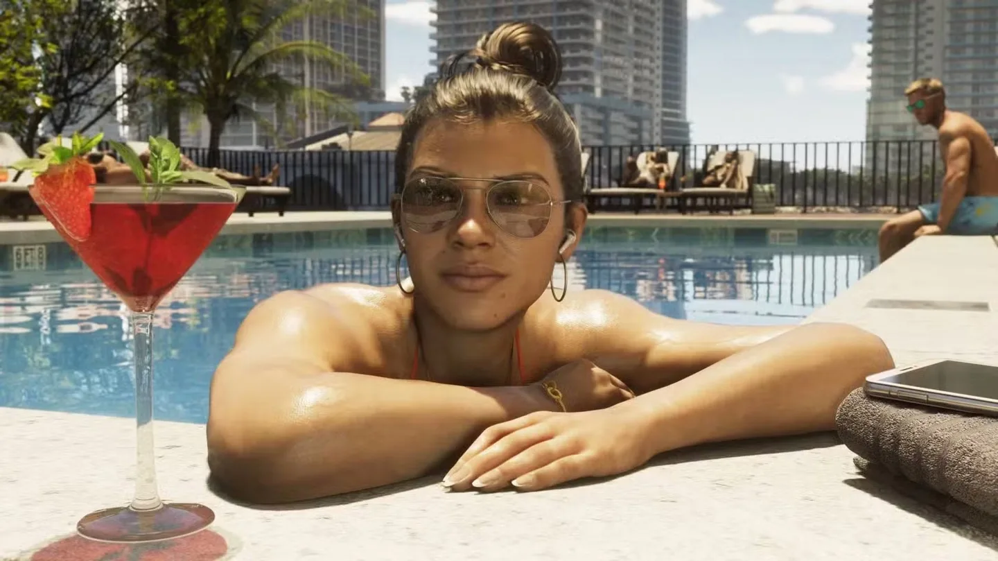 O femeie relaxându-se lângă piscină, cu un cocktail în mână.