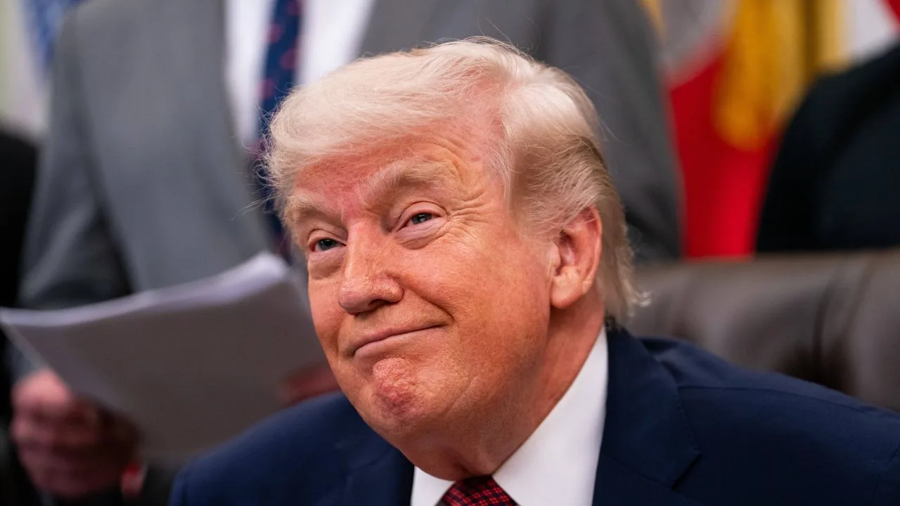 Donald Trump zâmbind în timpul unei întâlniri oficiale.