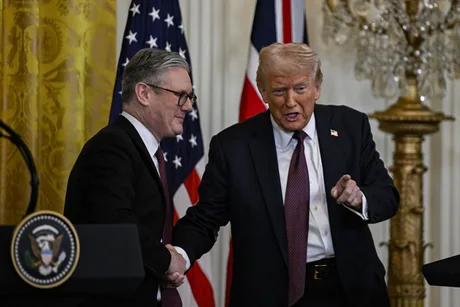 Donald Trump și Keir Starmer discutând despre relațiile SUA-Regatul Unit.