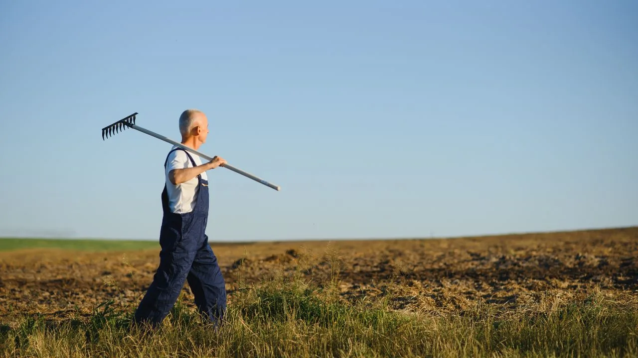 Fermier pe câmp, pregătind terenul pentru cultivare.