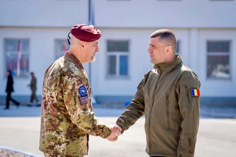 Ministrul Apărării și generalul discutând despre stabilitatea Balcanilor de Vest.