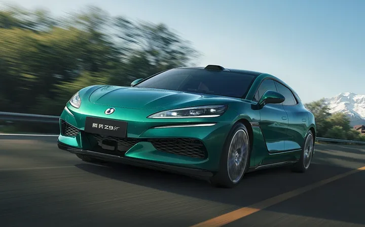 Mașină electrică pe drum, cu un design modern și aerodinamic.