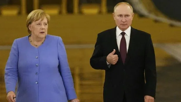 Angela Merkel și Vladimir Putin discutând despre medierea conflictului ucrainean.