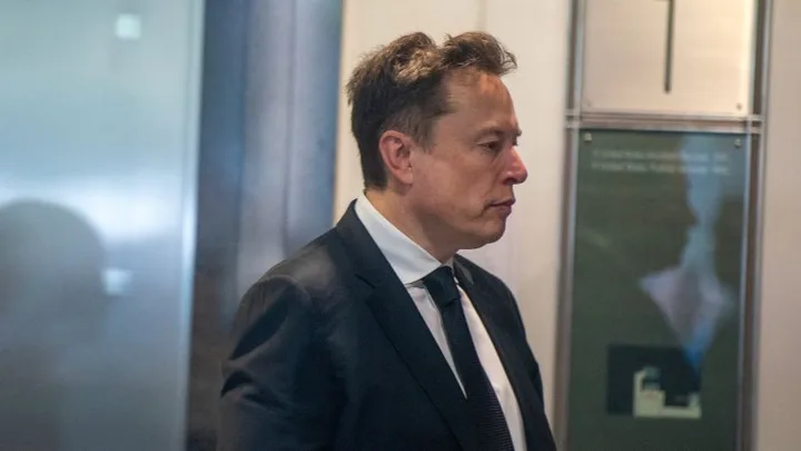 Elon Musk discutând despre un litigiu important în instanță.