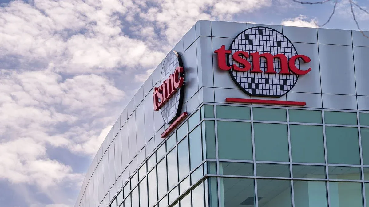 Sediul TSMC sub un cer senin, simbol al inovației tehnologice.