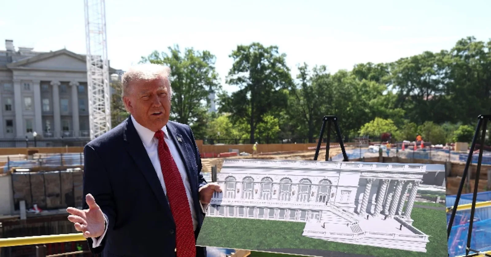 Donald Trump discută despre noua sală de bal de la Casa Albă.