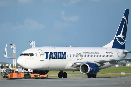 Avion TAROM pregătit pentru decolare pe aeroport.