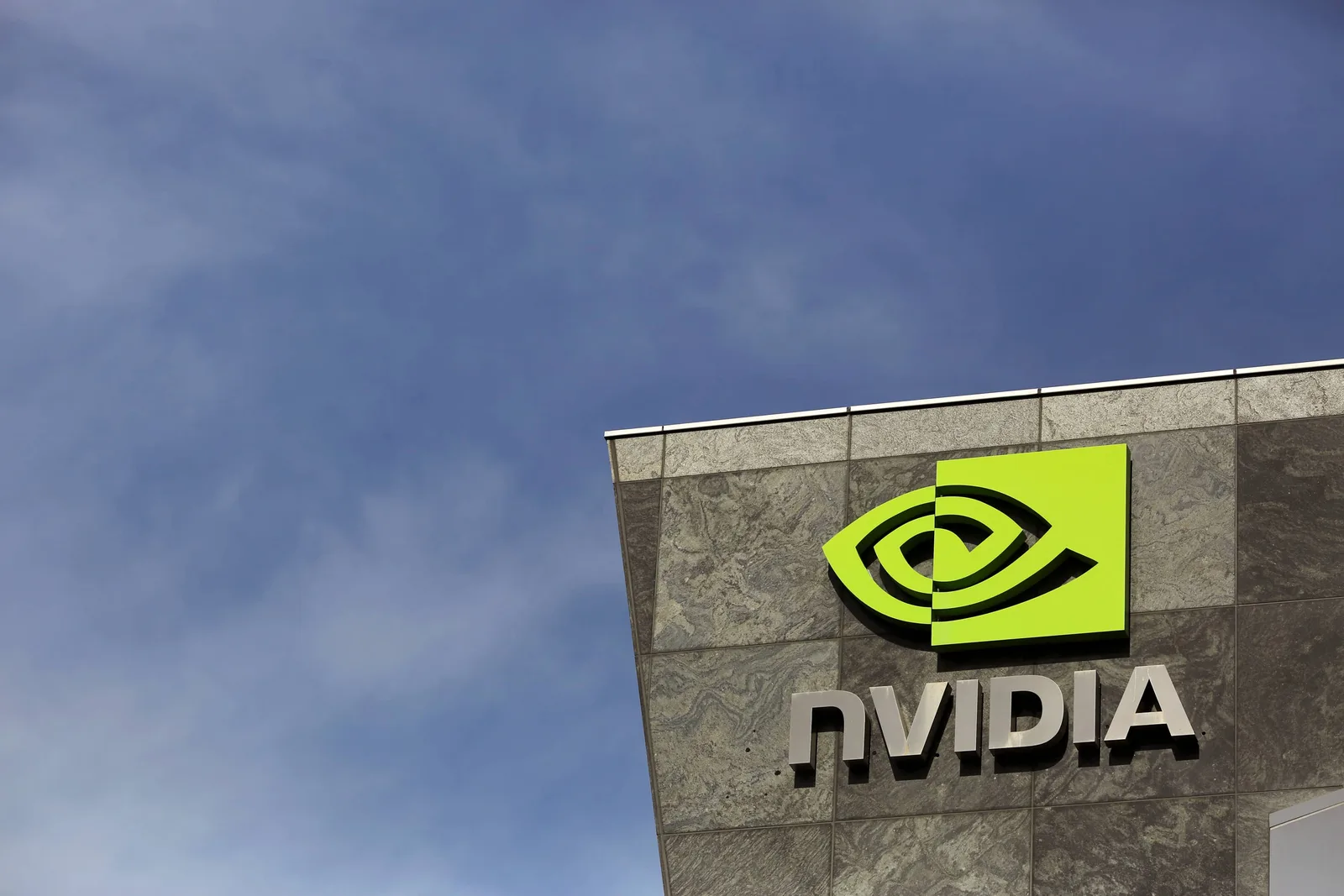 Logo NVIDIA pe un fundal albastru, simbolizând inovația în tehnologie.
