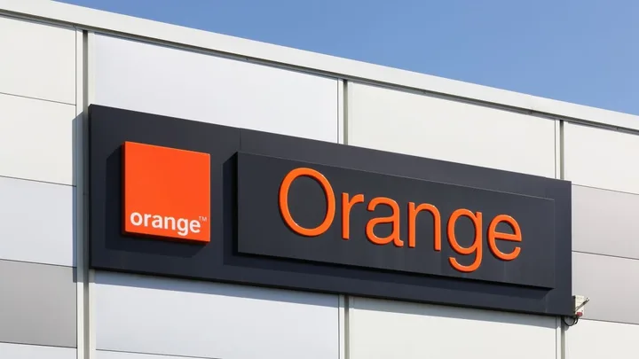 Logo-ul Orange România pe un fundal modern și luminos.