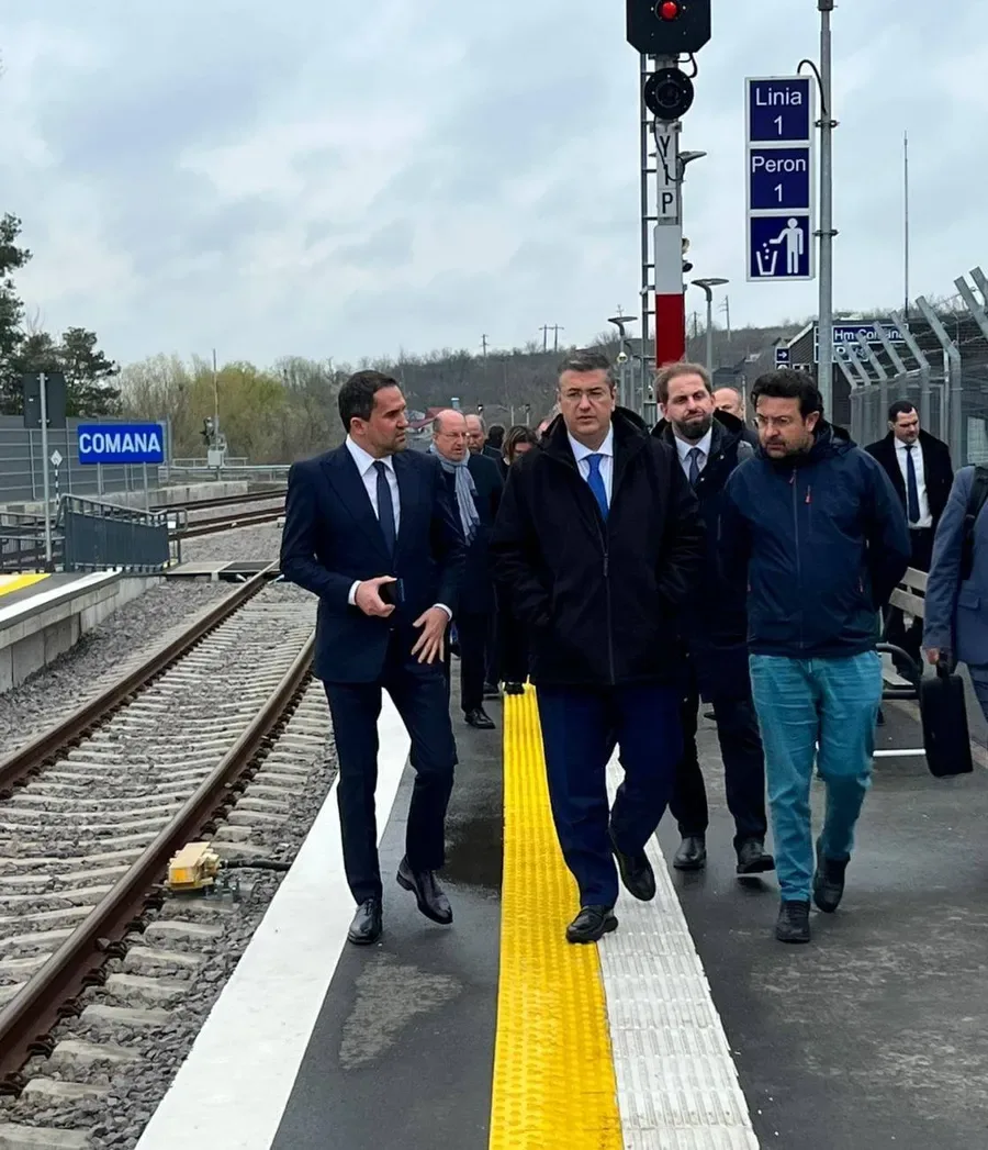 Ministrul Transporturilor discutând despre proiectele de infrastructură ale României.