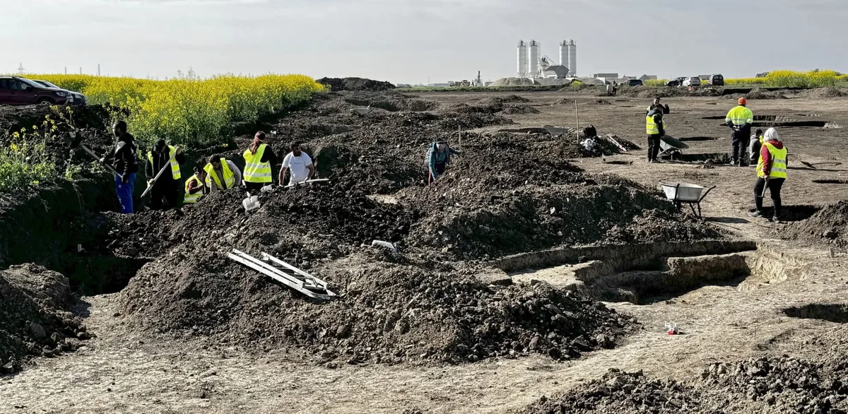 Arheologi lucrând pe șantierul Centurii de Vest Timișoara.