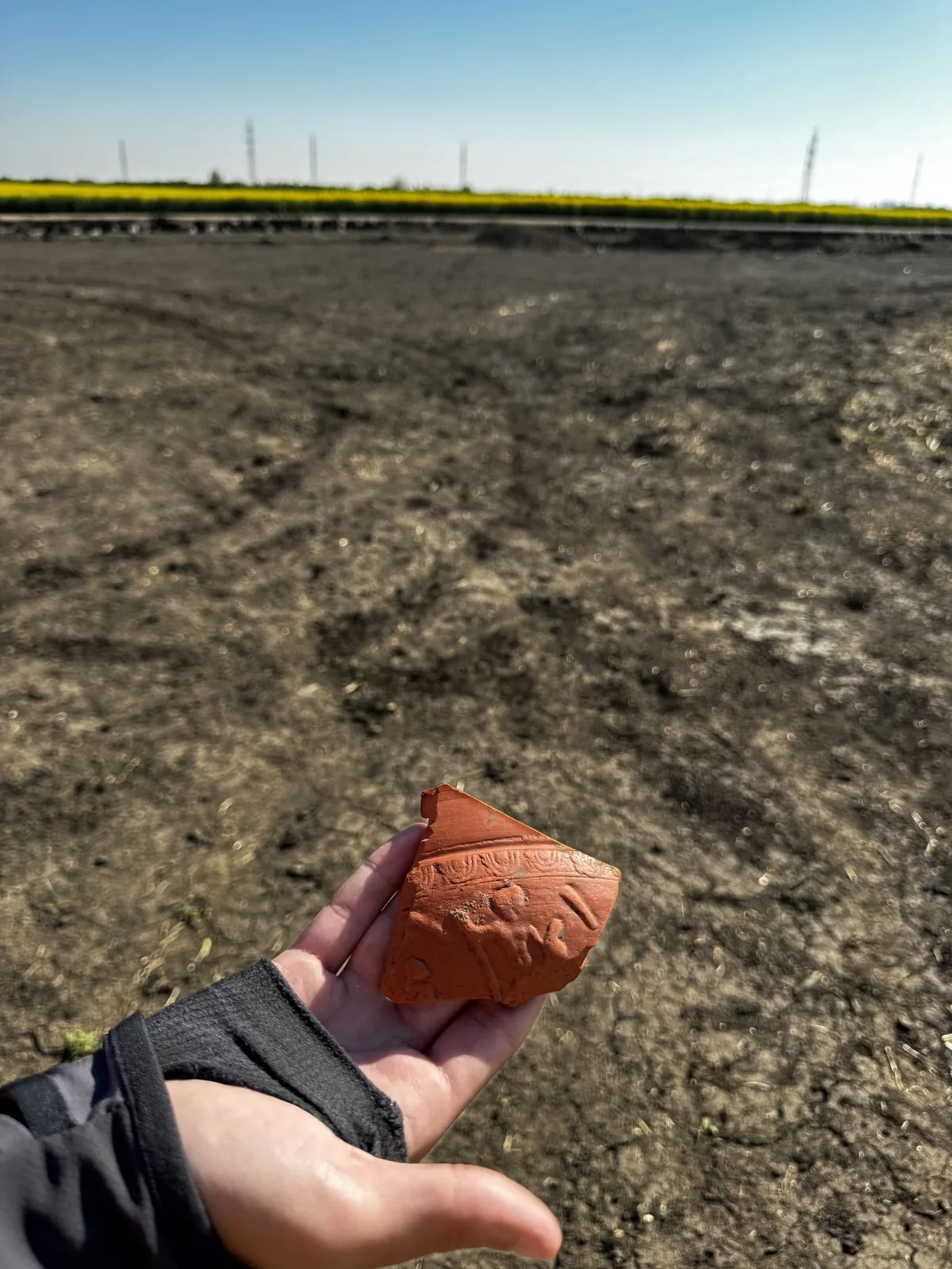 Fragment de ceramică romană descoperit pe șantierul arheologic.