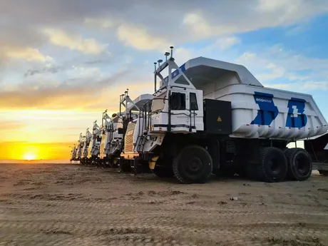 Camioane miniere autonome pregătite pentru operare la apus.
