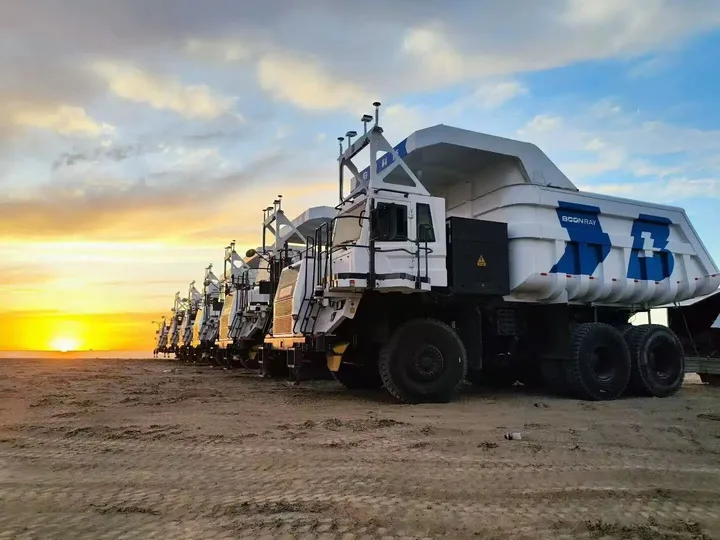 Camioane miniere autonome pregătite pentru operare la apus.