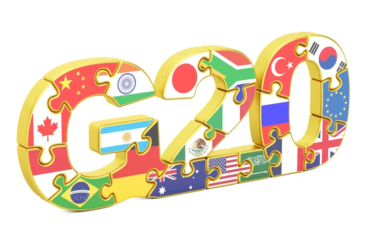 Logo G20 format din piese de puzzle cu steaguri ale țărilor membre.