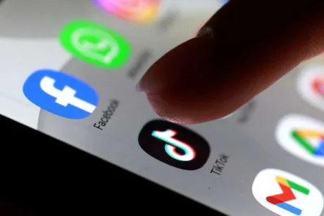 Aplicațiile de socializare pe un telefon mobil, inclusiv TikTok.