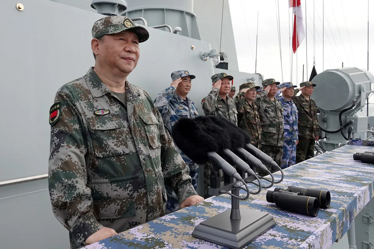 Lider militar chinez la bordul unei nave de război în Golful Persic.